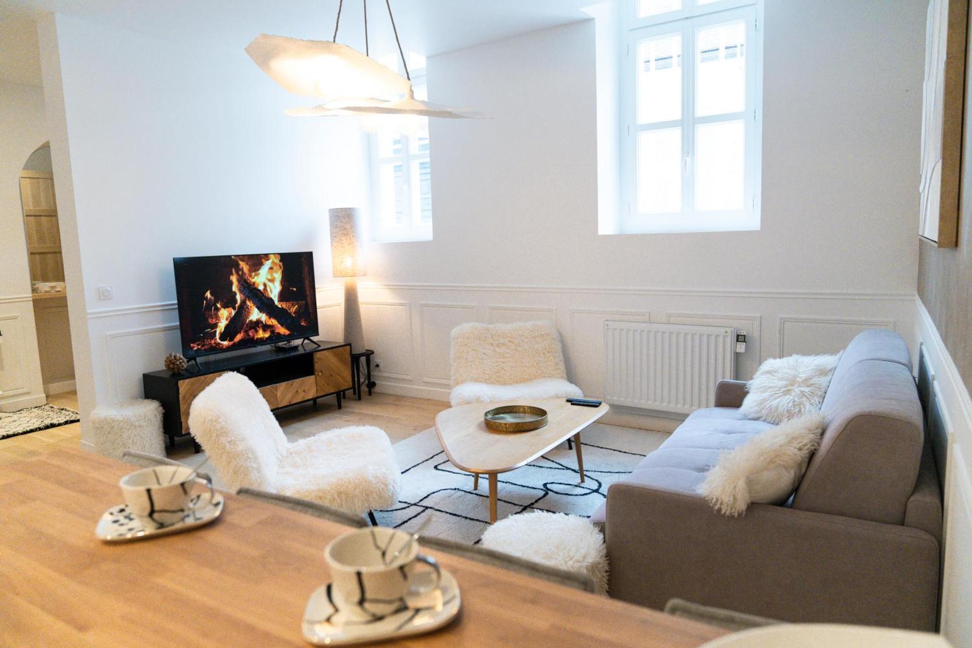 Velvet - Best Keys - Maison Duplex Elegante - Plein Centre Ville - Deco Minimaliste & Cosy - Literie Haut De Gamme - 2 Chambres Separees - Lit Queen Size & 1 Canape Convertible - Smart Tv - Wifi Fibre - Check-In Autonome Sens Luaran gambar